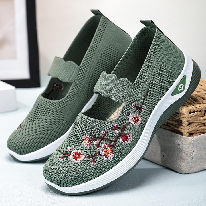 Sepatu Wanita Solway Sneakers. Estimasi Harga Rp. 87.000,- s/d Rp. 89.000,-