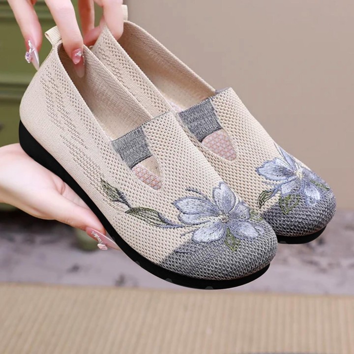 Sepatu Sepatu Slip On Wanita Model Simple Dan Stylish. Estimasi Harga Rp. 66.000,- s/d Rp. 69.000,-