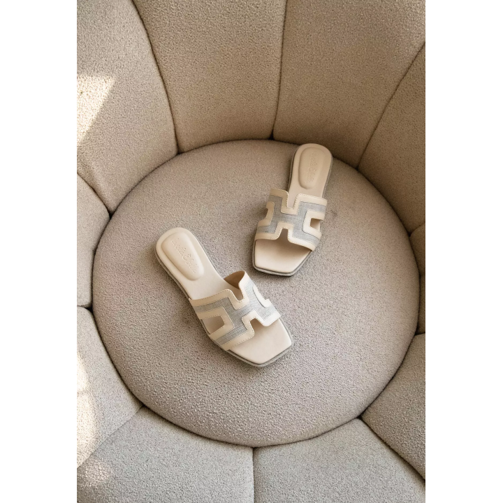 La Vita e Bella  5.0 27 Harper Sandal Flat Slides Canvas Wanita. Estimasi Harga Rp. 278.000,- s/d Rp. 279.000,-